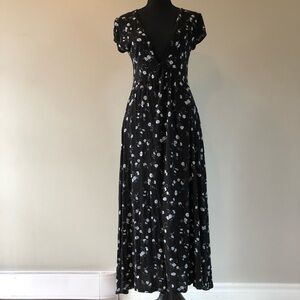 Urban Outfitters Black and White Floral Short Sleeve V Neck Maxi Dress size M